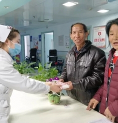 赞！拾金不昧急寻失主 送还患者救命钱