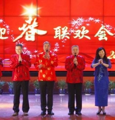 院领导唐装拜年 工装秀风采奕奕  绵阳市中心医院迎春联欢会高潮迭起