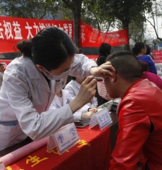 院团委举办“学雷锋”志愿者义诊活动