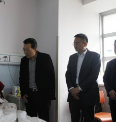 省委宣传部副部长赵明仁来院慰问张春玲