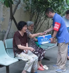 七一前夕，医院慰问老党员