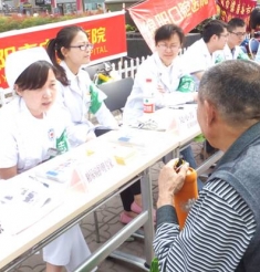 医院参加市卫生局法制宣传广场义诊活动