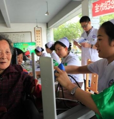 绵阳市护理学会举行“护理健康行”大型护理义诊活动我院护理服务站在塘汛开展志愿服务