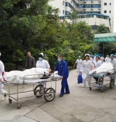 全省市州卫生灾后重建最大单体建筑——市中心医院第一综合住院大楼启用  1100余名病人喜搬“新家”