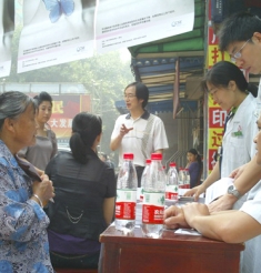 “别让甲状腺疾病偷走你的生命”绵阳市中心医院深入社区开展甲状腺疾病防治宣传活动
