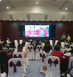 用快乐治疗患者 以色列医疗小丑在绵阳市中心医院开班
