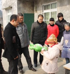 以医术延续生命 让医德温暖患者——市中心医院肿瘤科医护人员看望小苏鑫