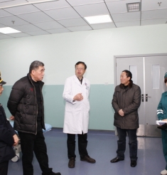 市卫生局副局长张光贵检查指导春节期间市中心医院急诊和院前急救工作