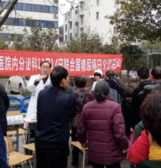 义诊现场突遇癫痫病人   医务人员上演生死时速