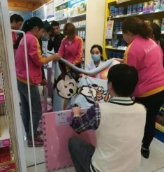 孕妇商场突然发作 众人帮忙爱心接力