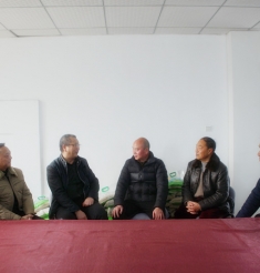纪委书记曹建下社区慰问帮扶对象和失地农民