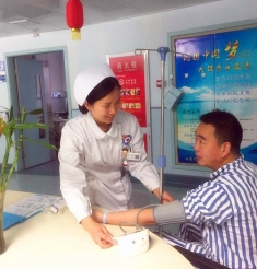 青海教师慕名求医 十年顽疾一招治愈