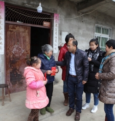 寒冬腊月医者仁心  癌症女童心头温暖