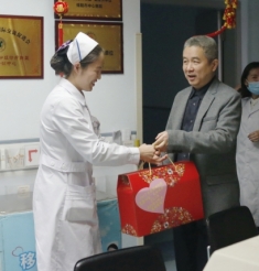 新春慰问暖人心--院领导深入各科室慰问坚守岗位的一线职工