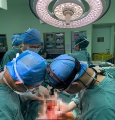 生死之间 12名医务人员力战人体“旋风炸弹”
