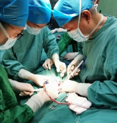 妙手仁心摘除“扼喉围脖” 环形巨大甲状腺肿摘除记