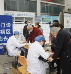 保留人工预约窗口、优先就诊、检查、取药……老年人在市中心医院看病更便捷了