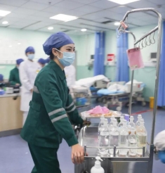 央视点赞 丈夫记录护士妻子下班时的点点滴滴平凡而感动