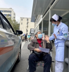 【便民服务】让老人看病有依靠，市中心医院推出陪诊服务