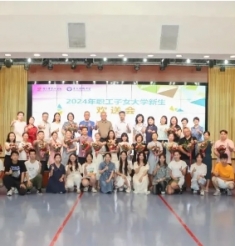 12年温情延续 医院举办职工子女上大学欢送会