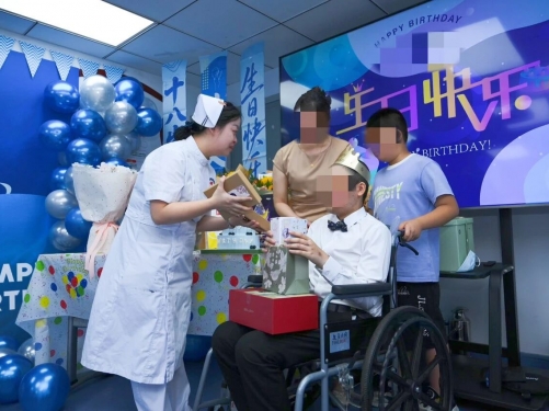 当烛光亮起时，病痛暂时退场